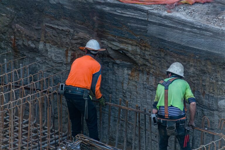 Facharbeiter führt Kernbohrung in eine Betonwand durch