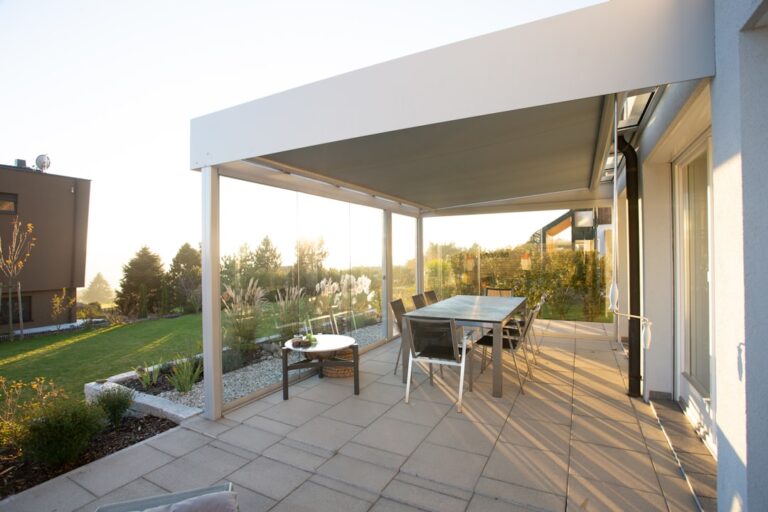 Sonnenschutz-Markise auf einer Terrasse an einem sonnigen Sommertag
