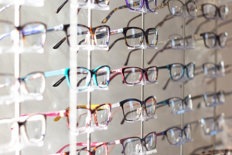 Augenoptiker führt Sehtest mit Phoropter bei einem Kunden durch