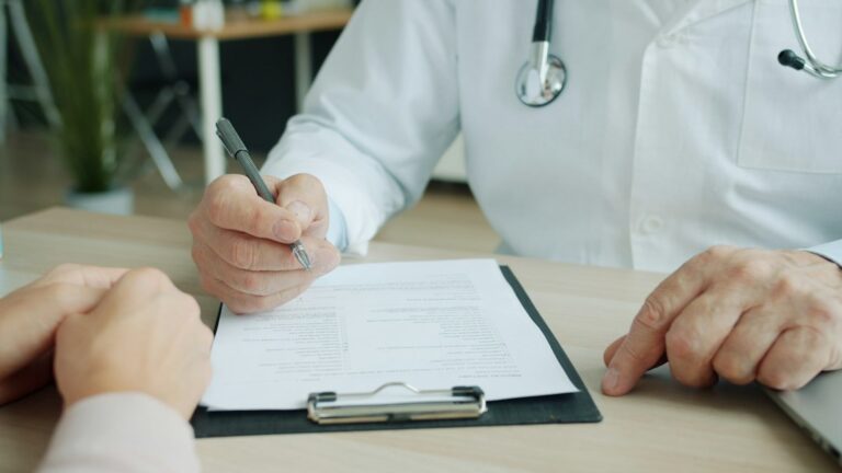 Ärztin berät Patientin in einer ästhetischen Praxis
