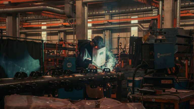 Elektriker prüft elektrische Anlage in einem Gewerbebetrieb