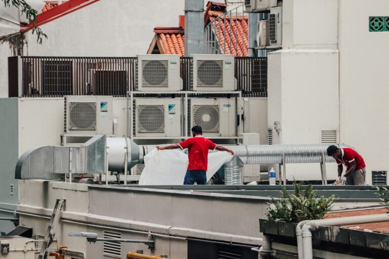 Techniker bei der Installation einer gewerblichen Klimaanlage