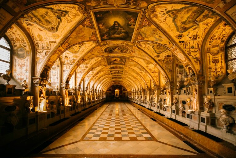 Fotograf in einem stilvollen Innenraum eines Münchner Museums